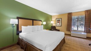 Studio, 1 King Bed, Non Smoking | Desk, laptop workspace, WiFi (free), bed sheets - Extended Stay America Select Suites Chicago Lombard Oakbrook (Lombard)