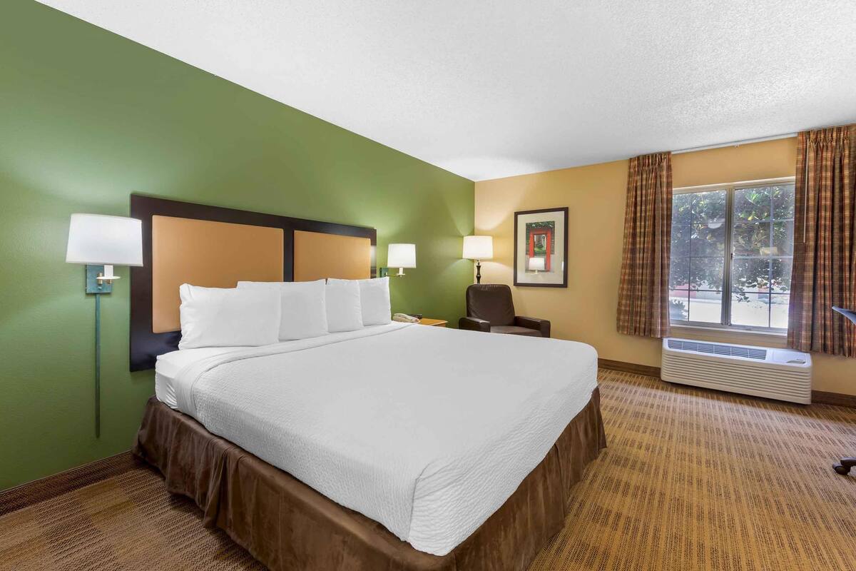 Studio, 1 King Bed, Non Smoking | Desk, laptop workspace, WiFi (free), bed sheets