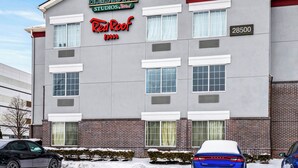 A building with a sign for 'HOMETOWNE Studios by RedRoof Inn' and a street address of 28500. - Red Roof Inn Southfield (Southfield)