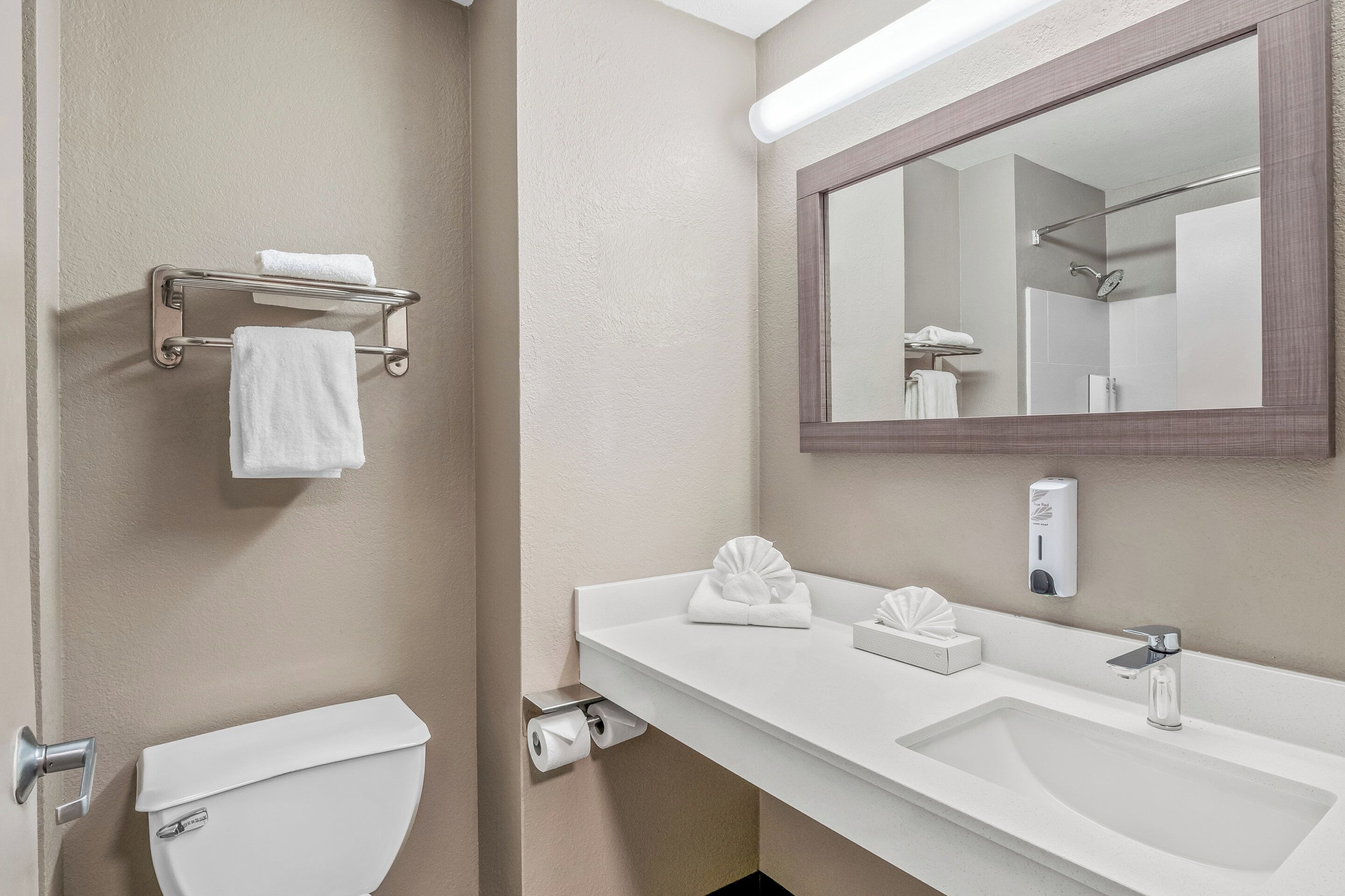 Combined shower/bathtub, free toiletries, hair dryer, towels