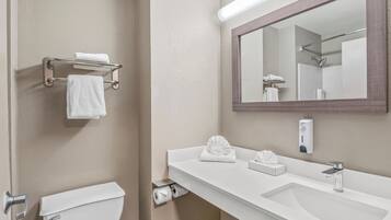 Combined shower/bathtub, free toiletries, hair dryer, towels