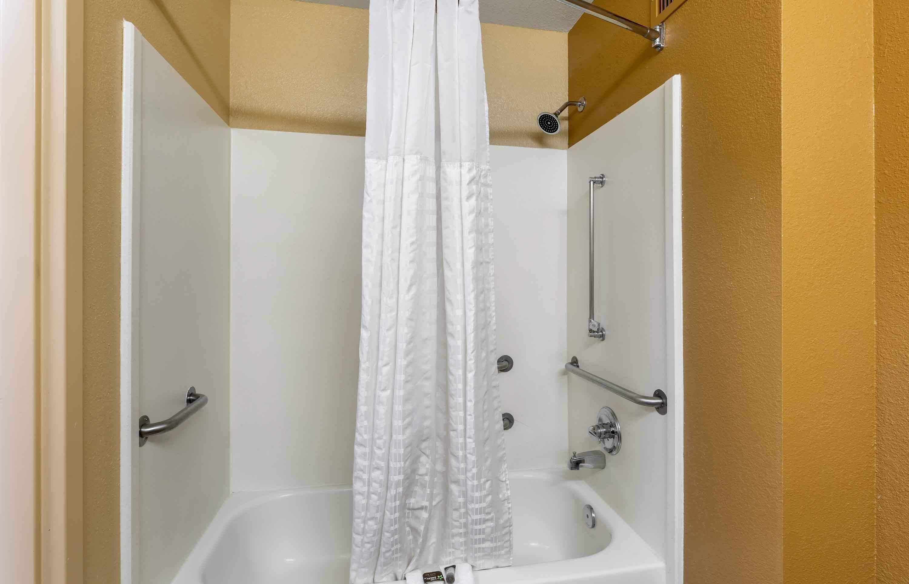 Combined shower/bathtub, free toiletries, hair dryer, towels