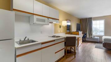 Stort kylskÄp, mikrovÄgsugn, spishÀll och kaffe- och tebryggare