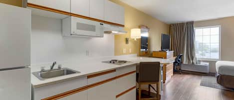 Coffee/tea maker, full-size fridge, microwave, stovetop