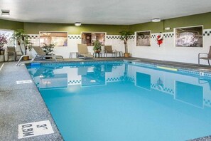 Outdoor pool - Comfort Inn and Suites Portland Airport (Portland)