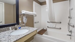 Habitación estándar, 1 cama King size, con acceso para personas discapacitadas (Walk-in Shower) | Baño | Tina con regadera, amenidades de baño gratuitas, secadora de cabello 