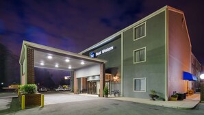 Un hotel Best Western con fachada moderna, un acceso cubierto y un estacionamiento.