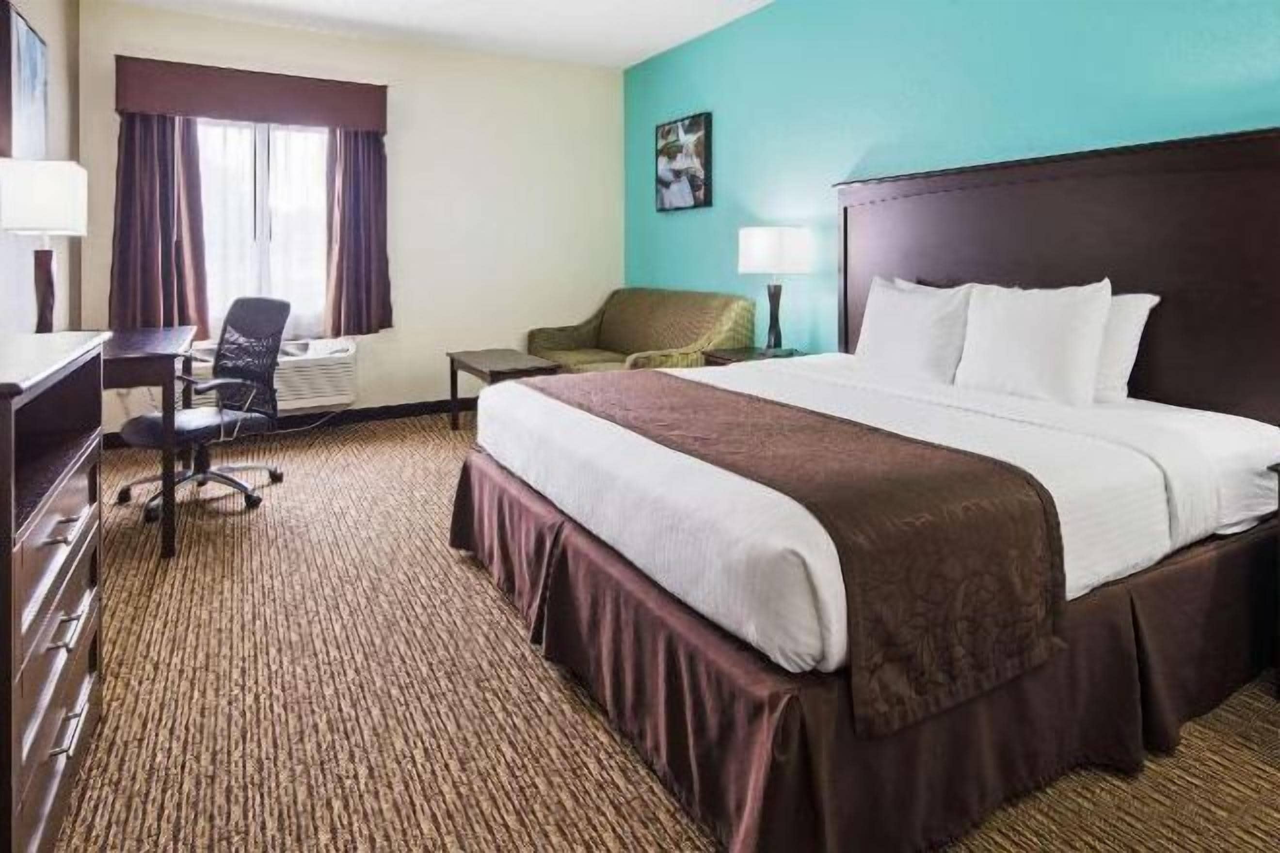 Pillowtop-Betten, Schreibtisch, laptopgeeigneter Arbeitsplatz