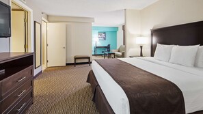Pillowtop beds, desk, laptop workspace, blackout drapes - Best Western River City Hotel (Decatur)