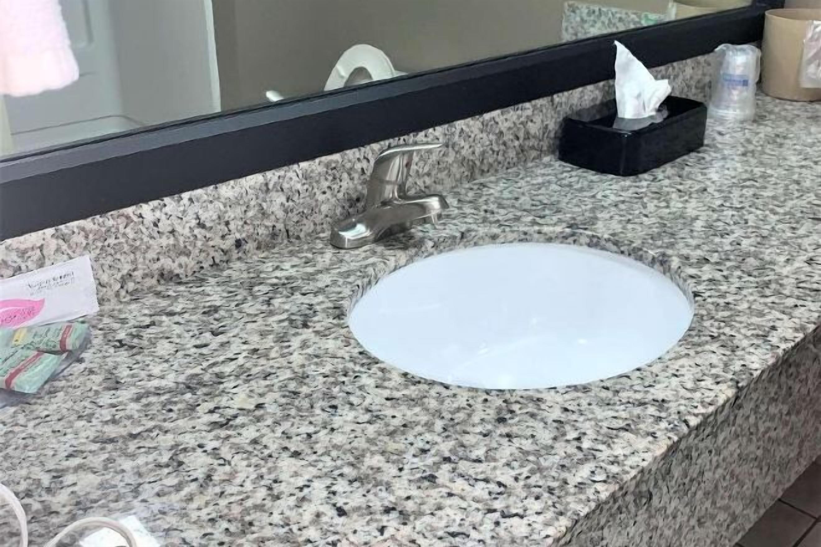 Bathroom | Combined shower/tub, free toiletries, hair dryer, towels