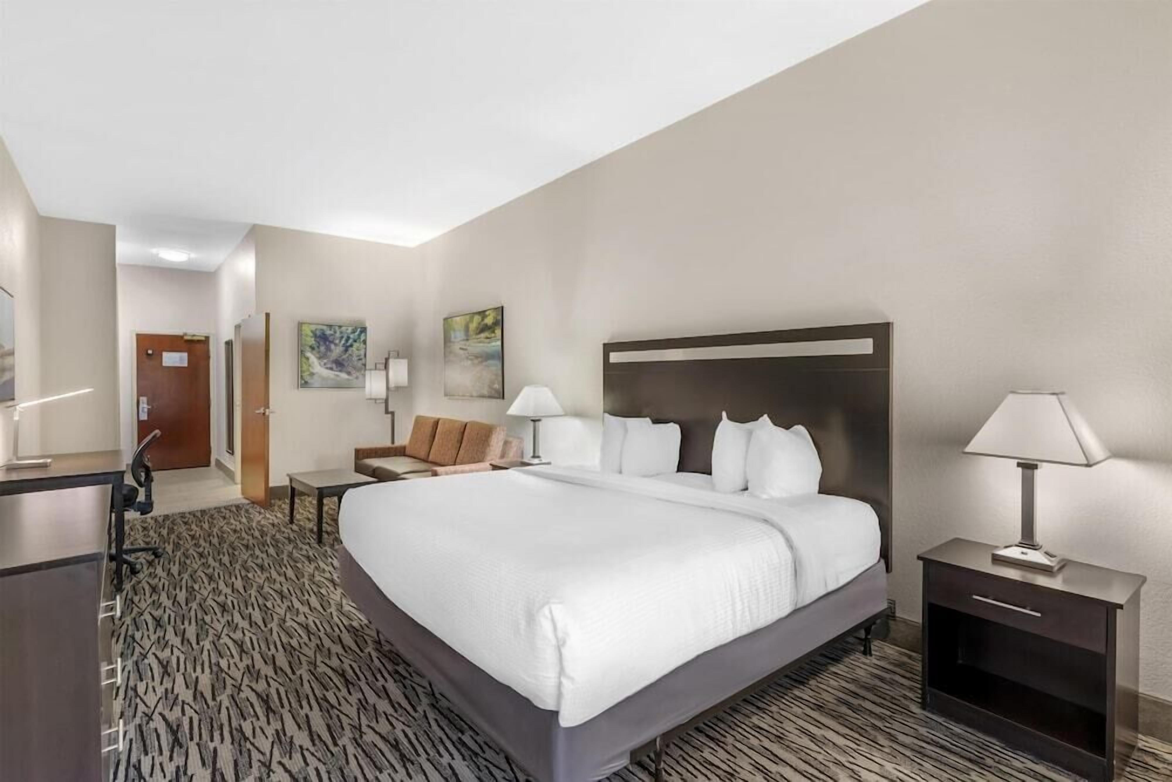 1 bedroom, premium bedding, pillowtop beds, desk