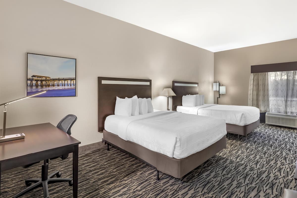 Rom – standard, 2 queensize-senger, tilgjengelighetstilpasset, ikke-røyk | 1 soverom, sengetøy av topp kvalitet og senger med overmadrass