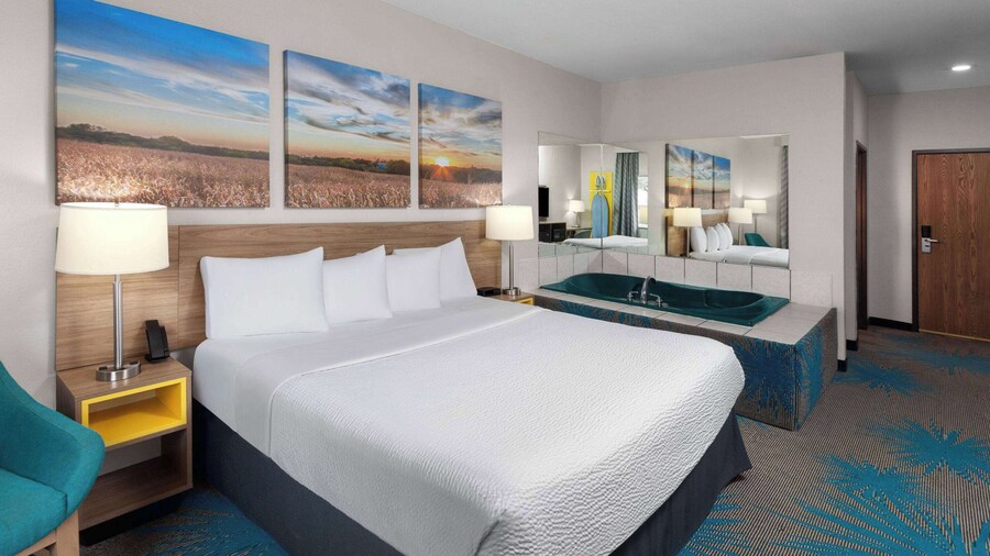 Days Inn & Suites by Wyndham Morris/I-80