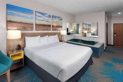 Days Inn & Suites by Wyndham Morris/I-80