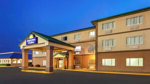 Un hotel con insegna Days Inn, ingresso coperto e parcheggio.