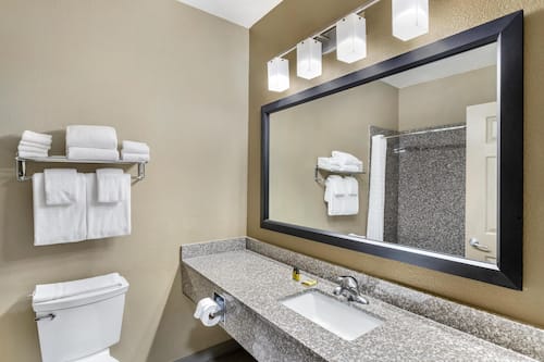 Standard Room, 2 Queen Beds, Non Smoking, Refrigerator & Microwave | Bathroom | Hydromassage showerhead, free toiletries, hair dryer, towels