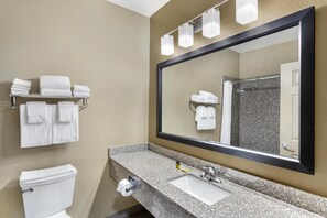 Standard Room, 2 Queen Beds, Non Smoking, Refrigerator & Microwave | Bathroom | Hydromassage showerhead, free toiletries, hair dryer, towels - Best Western Plus Heritage Inn (Houston)