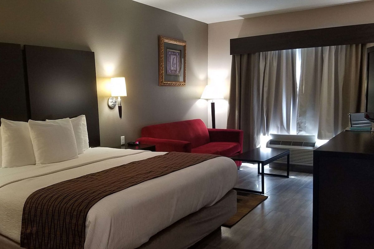 Egyptian cotton sheets, premium bedding, pillowtop beds, desk