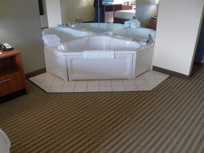 Standard Room, 1 King Bed, Smoking, Jetted Tub | Desk, blackout curtains, soundproofing, iron/ironing board - Best Western Of Wise (Wise)