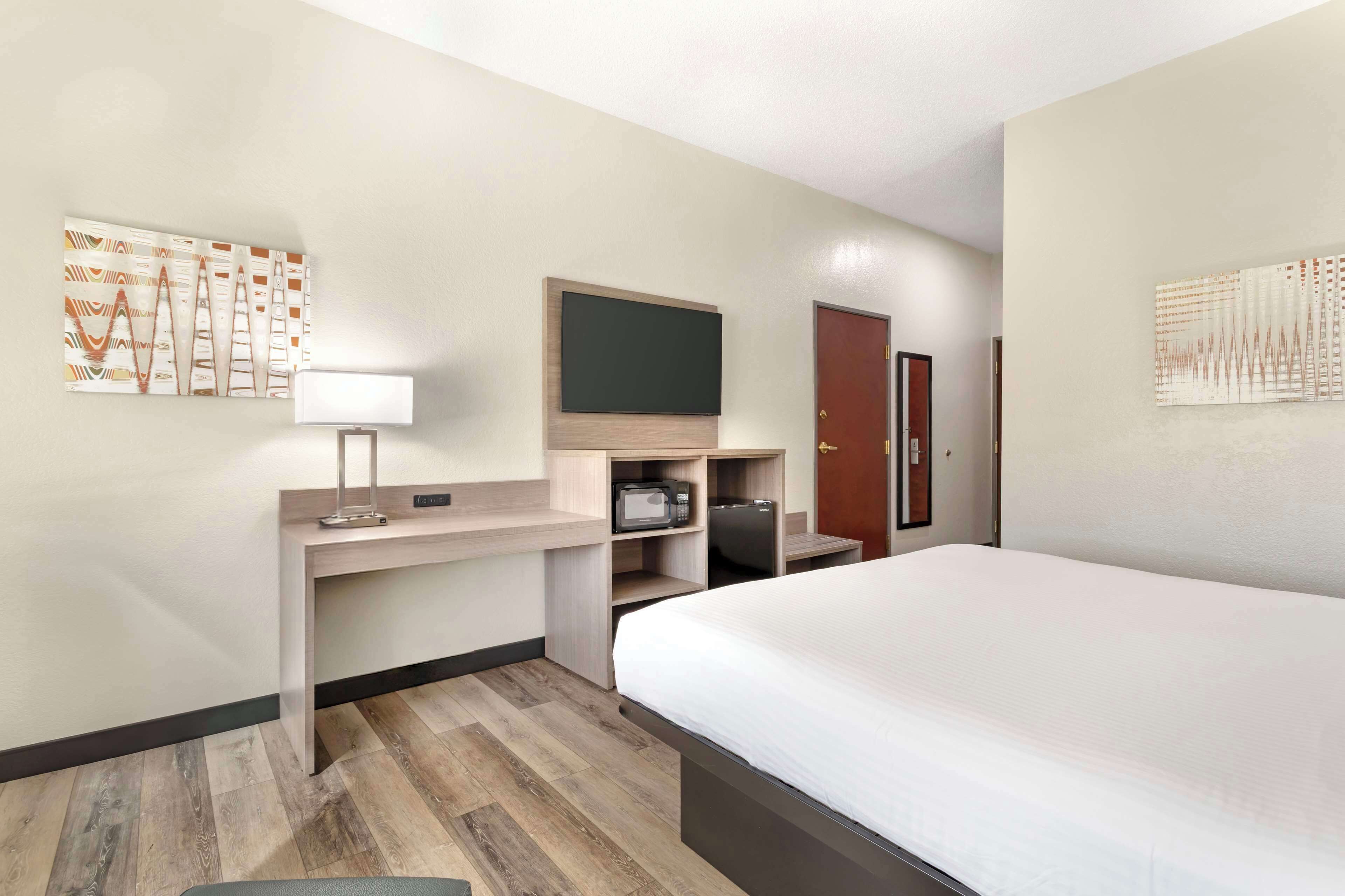 Skrivebord, blendingsgardiner, lydisolert og strykejern/-brett