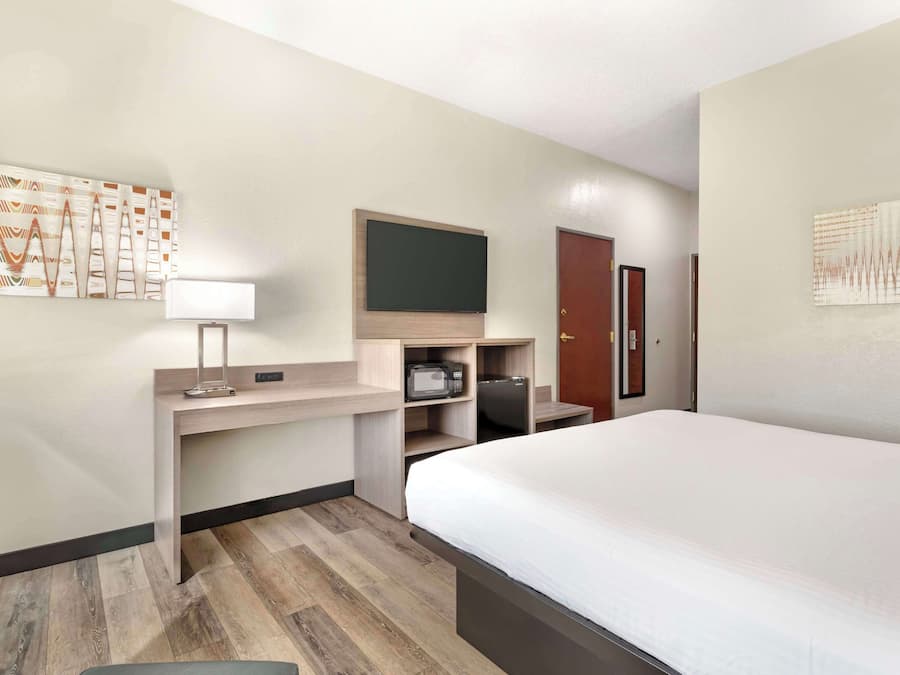 Schreibtisch, VerdunkelungsvorhÀnge, schallisolierte Zimmer