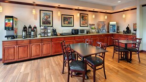 Desayuno completo gratuito y diario