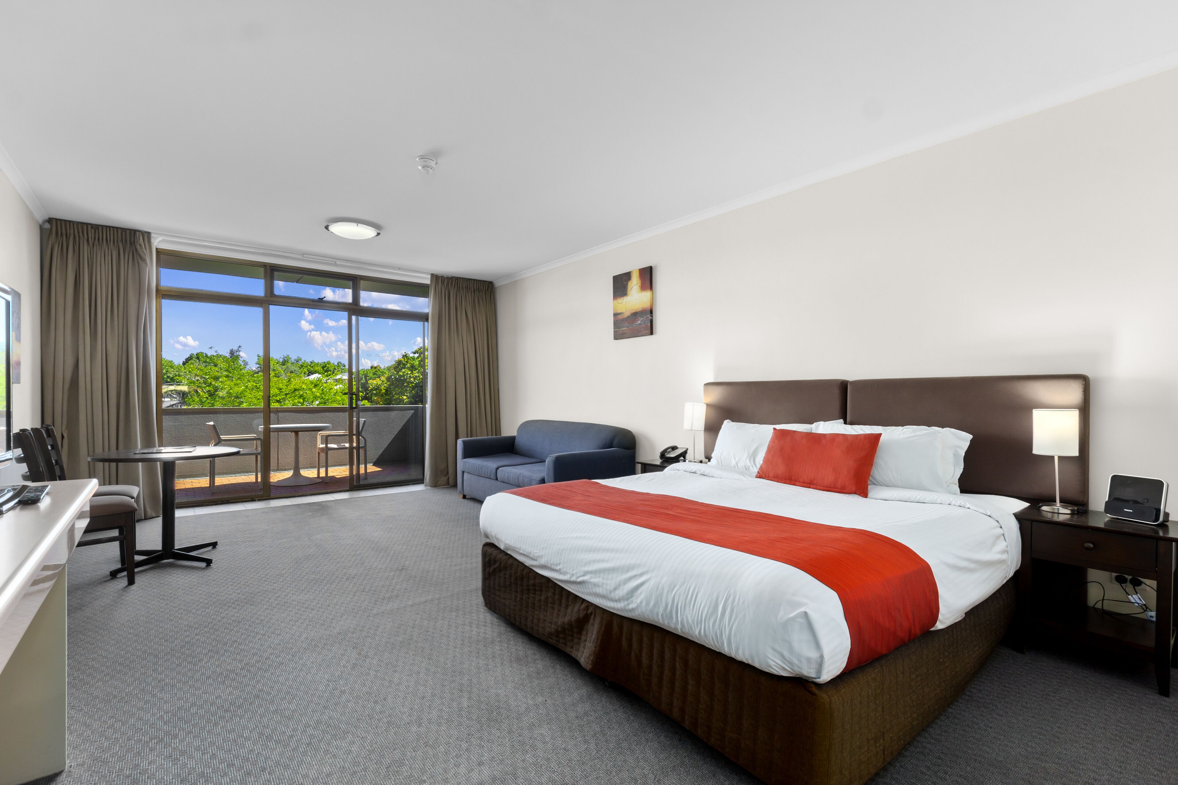 Executive Suite | Blackout drapes, iron/ironing board, free WiFi, bed sheets