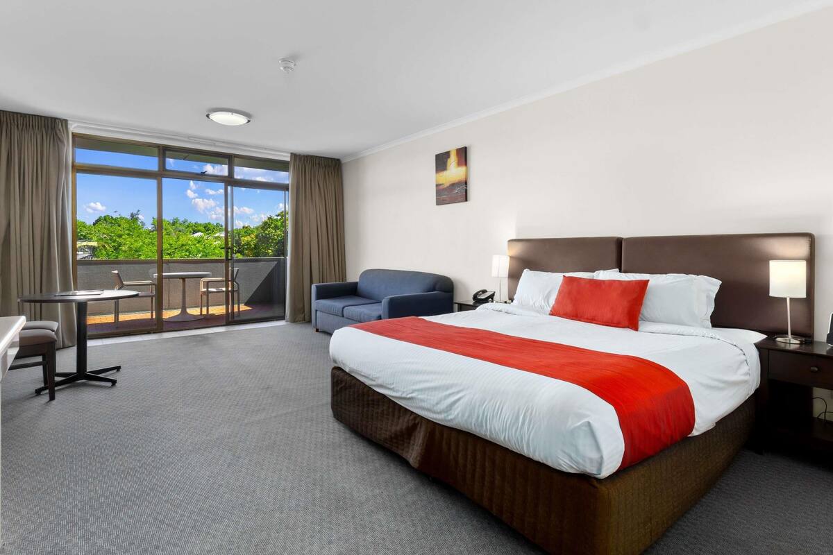 Executive Studio, 1 Double Bed | Blackout drapes, iron/ironing board, free WiFi, bed sheets