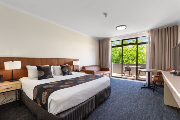 Superior King Room | Blackout drapes, iron/ironing board, free WiFi, bed sheets - Mantra Meridien Adelaide (Adelaide)