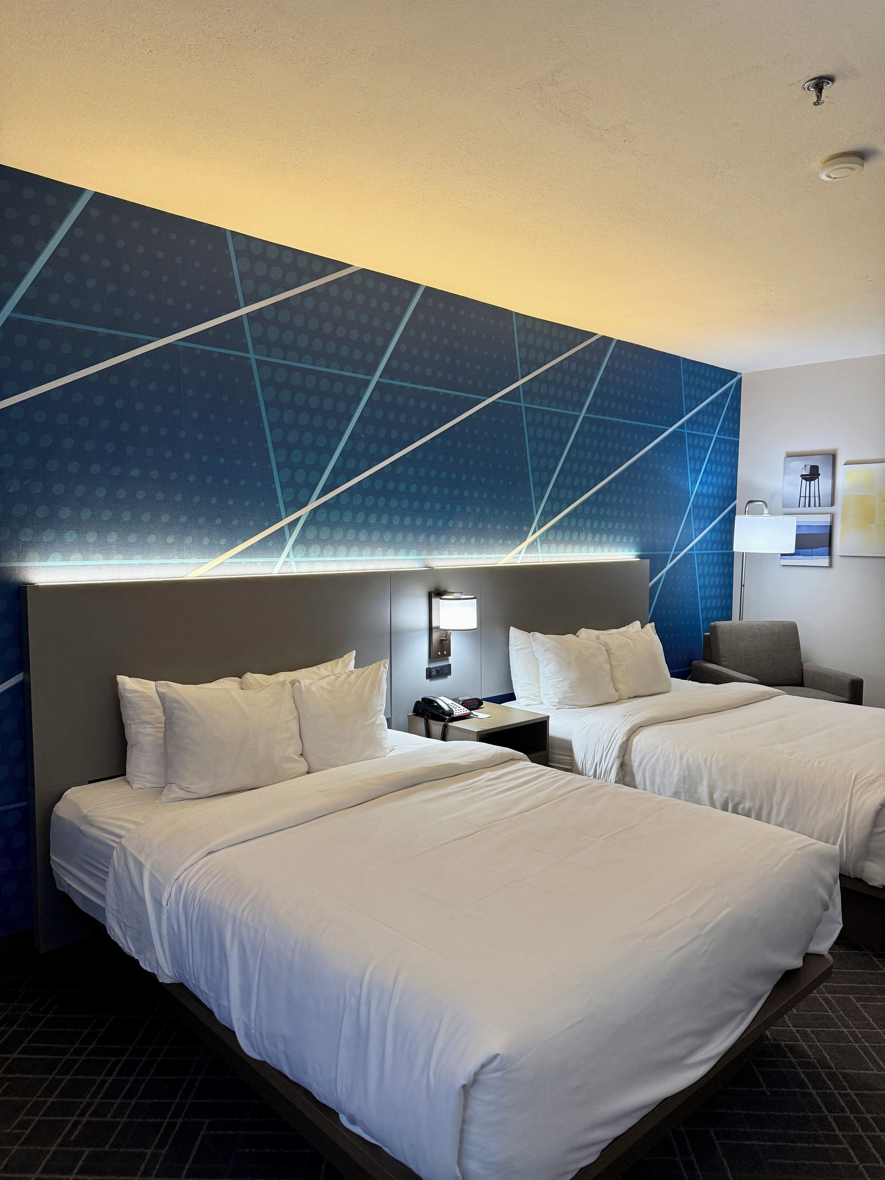 Sengetøy av topp kvalitet, senger med overmadrass og skrivebord