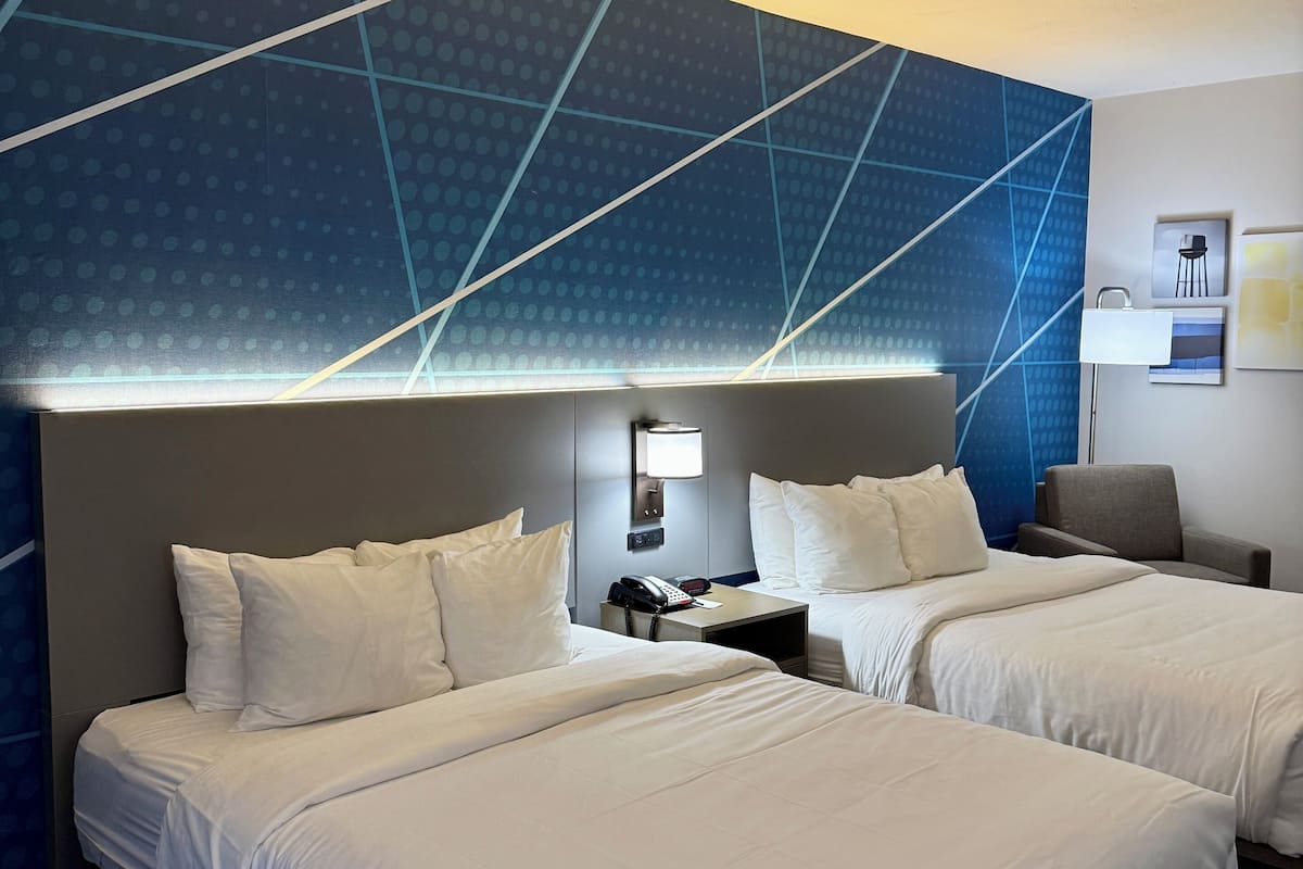 Sengetøy av topp kvalitet, senger med overmadrass og skrivebord