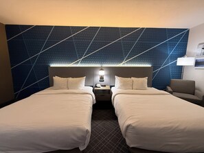 Ropa de cama de alta calidad, colchones con pillow-top y escritorio 