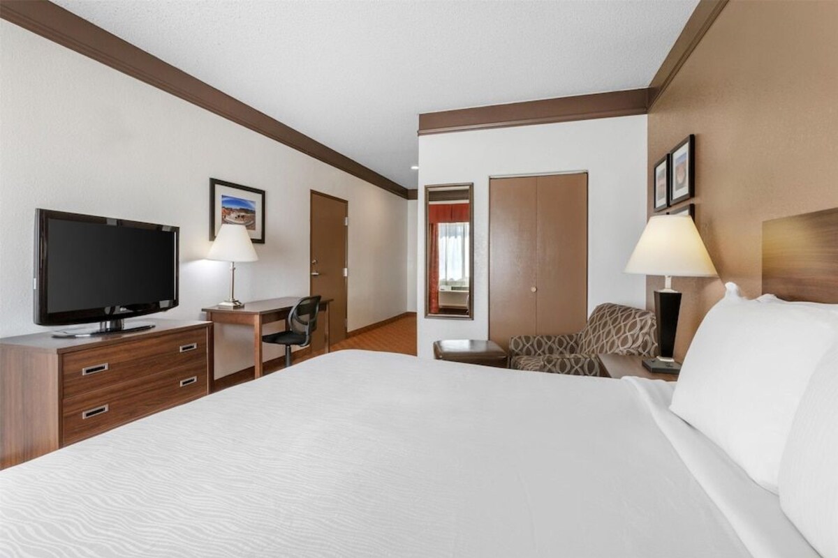 Desk, laptop workspace, iron/ironing board, WiFi (surcharge)