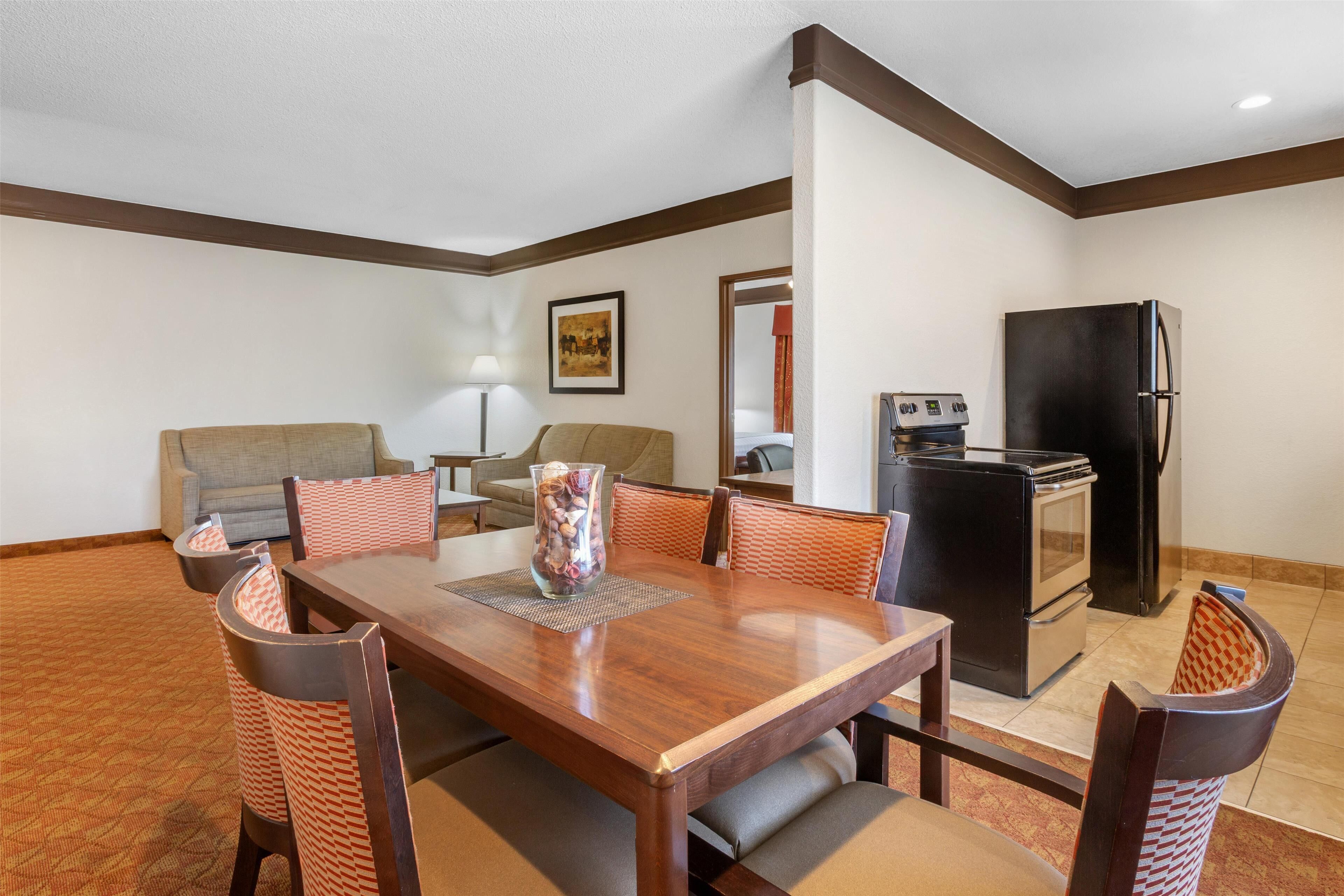 suite, multiple beds, non smoking, kitchenette (with sofabed) | 1 bedroom, desk, laptop workspace, iron/ironing board