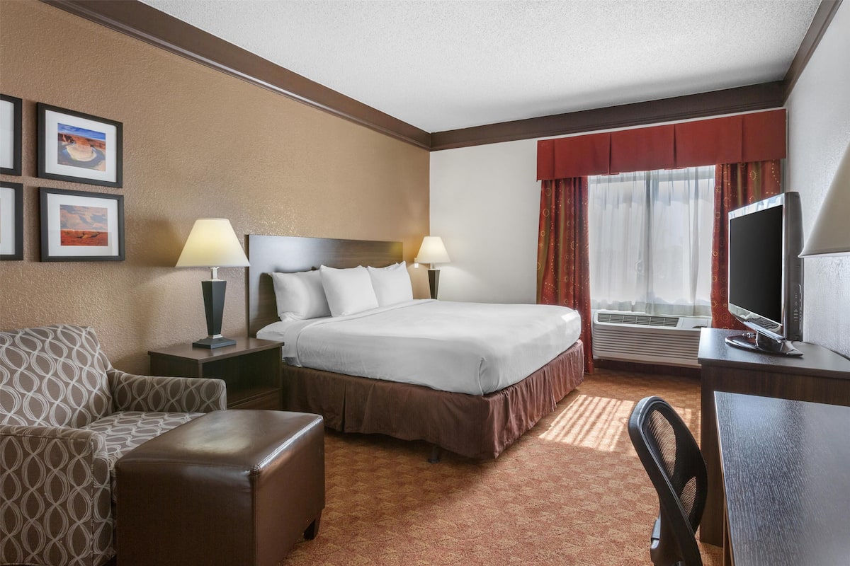 Standard Room, 1 King Bed, Accessible, Bathtub (Bathtub )