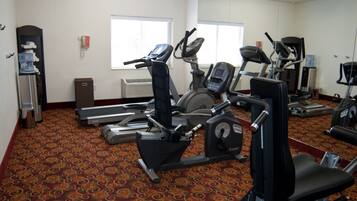 Ein Fitnessstudio mit Laufbändern, Ergometer und Krafttrainingsgeräten.