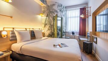 Escritorio, tabla de planchar con plancha y wifi gratis