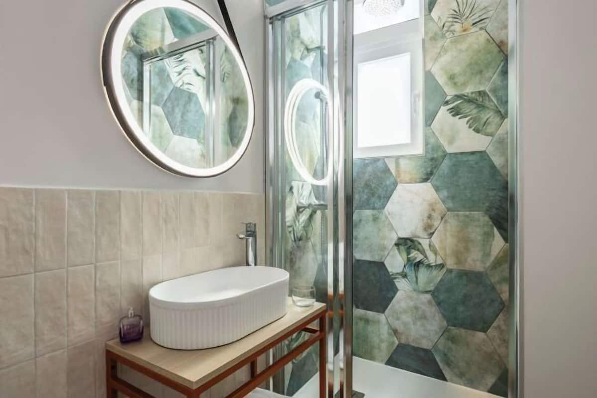 Chuveiro/banheira combinados, secador de cabelo, toalhas de banho