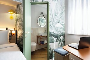 Habitació superior, 1 llit doble | Bany | Combinació de dutxa i banyera, assecador de cabells i tovalloles