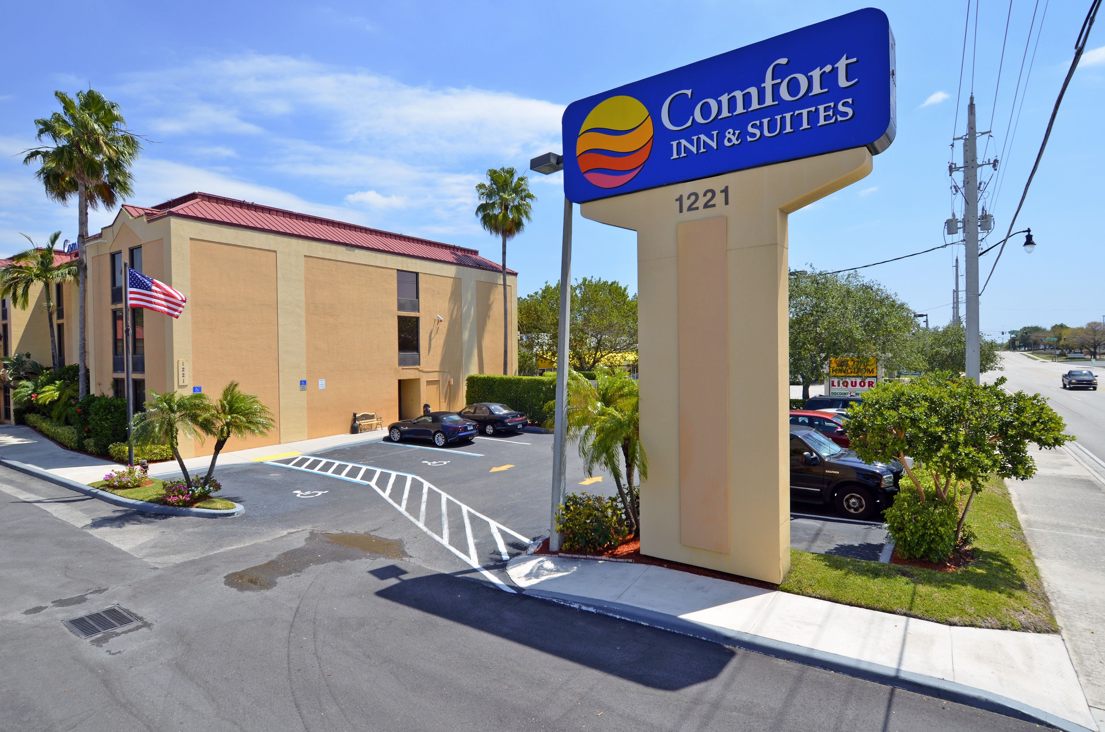 Señal de Comfort Inn & Suites con un estacionamiento al frente.