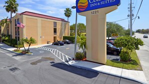Señal de Comfort Inn & Suites con un estacionamiento al frente.
