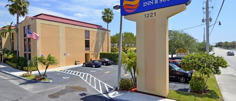 Señal de Comfort Inn & Suites con un estacionamiento al frente.