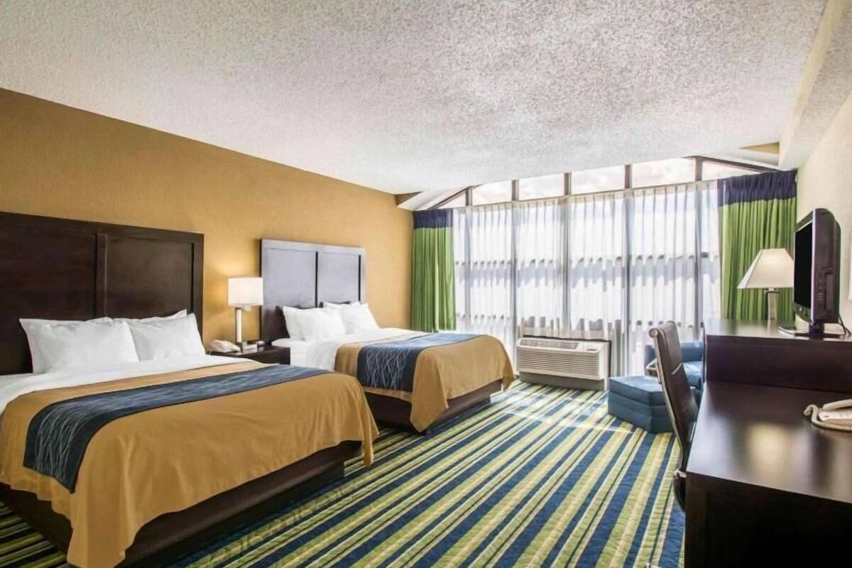 Escritorio, cunas gratuitas, camas extra y wifi gratis