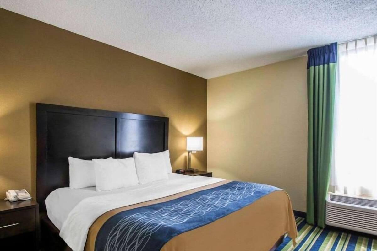 Escritorio, cunas gratuitas, camas extra y wifi gratis