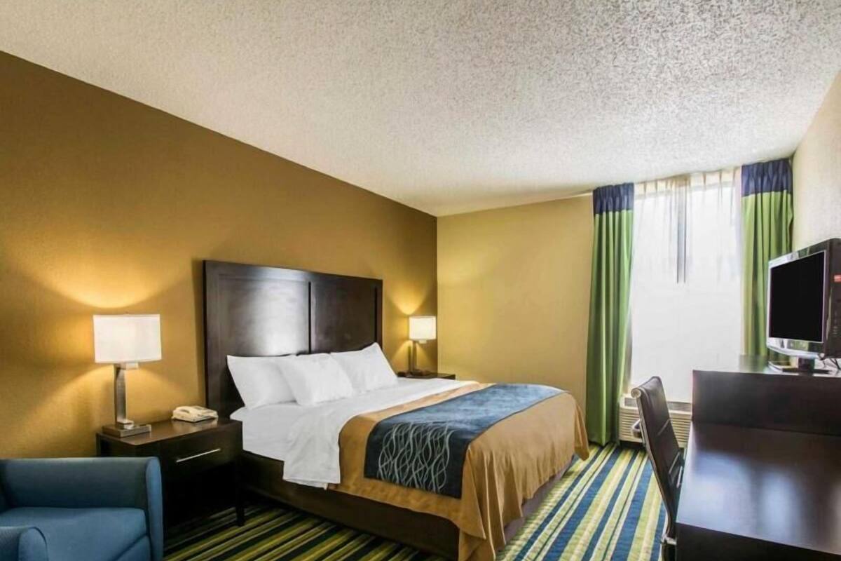 Escritorio, cunas gratuitas, camas extra y wifi gratis