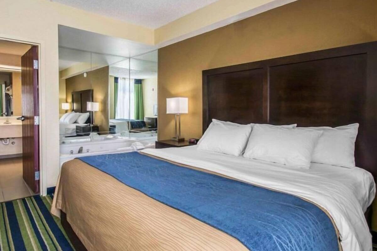 Escritorio, cunas gratuitas, camas extra y wifi gratis