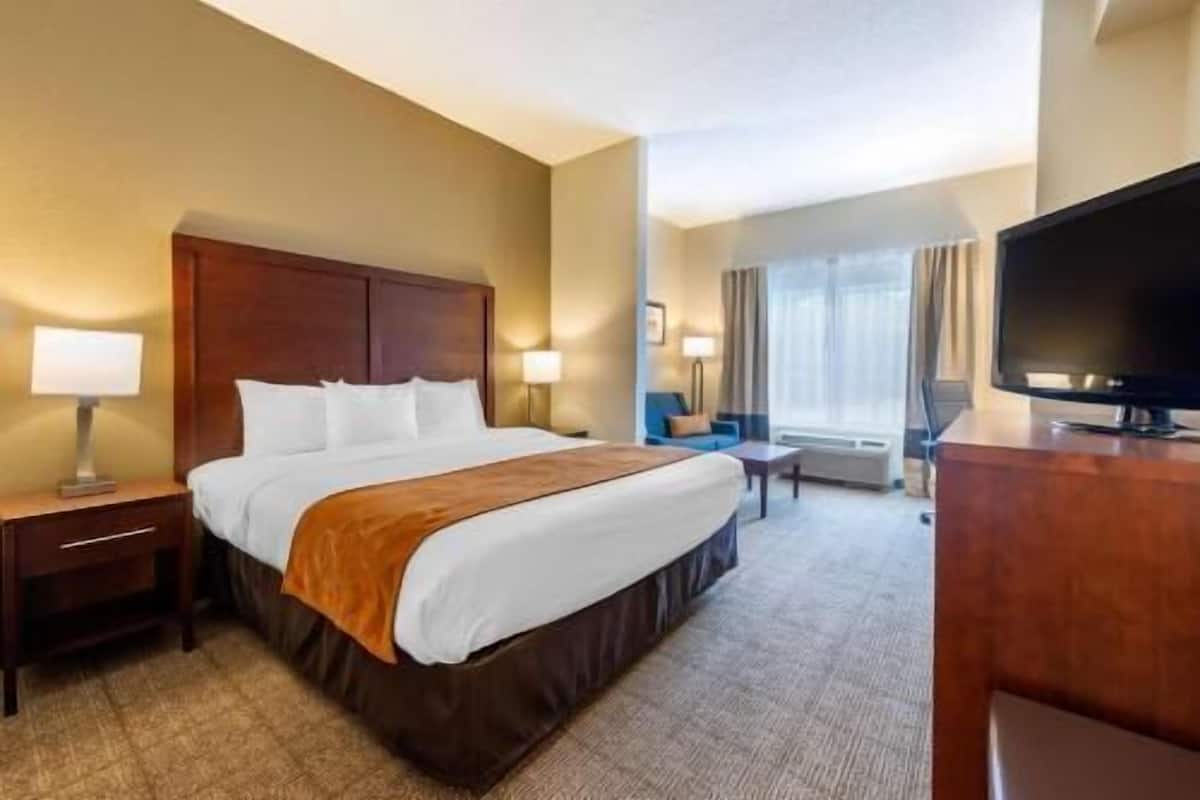 Desk, blackout curtains, iron/ironing board, free WiFi