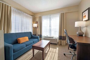 Phòng Suite, 1 giường cỡ king, không hút thuốc | Bàn, màn/rèm cản sáng, bàn ủi/dụng cụ ủi quần áo 