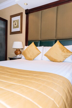 Deluxe-Vierbettzimmer | Zimmersafe, Schreibtisch, Bügeleisen/Bügelbrett, kostenloses WLAN