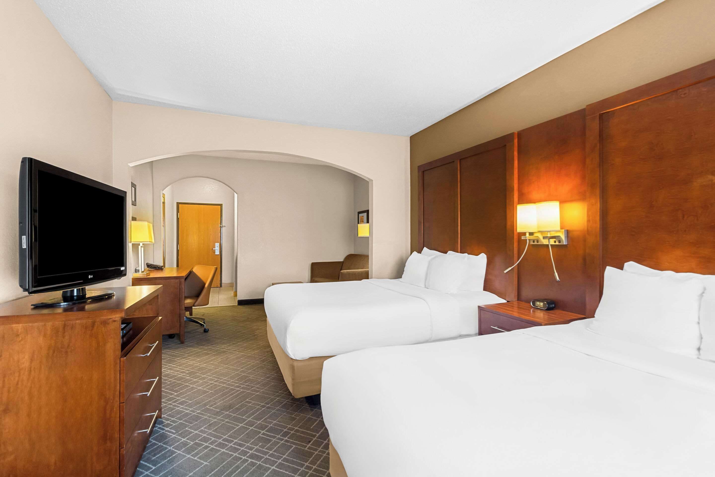 suite, non smoking | premium bedding, desk, blackout curtains, iron/ironing board